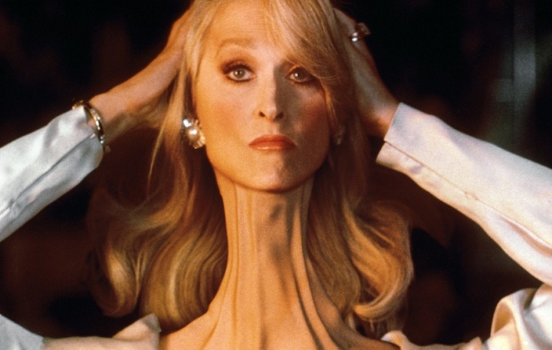 Death-Becomes-Her-Streep-neck