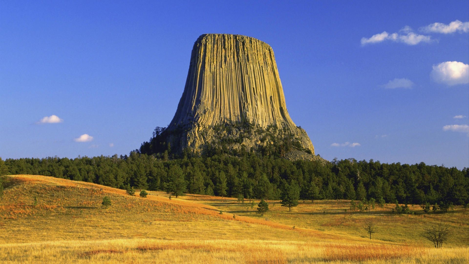 devils_tower_in_autumn_wyoming