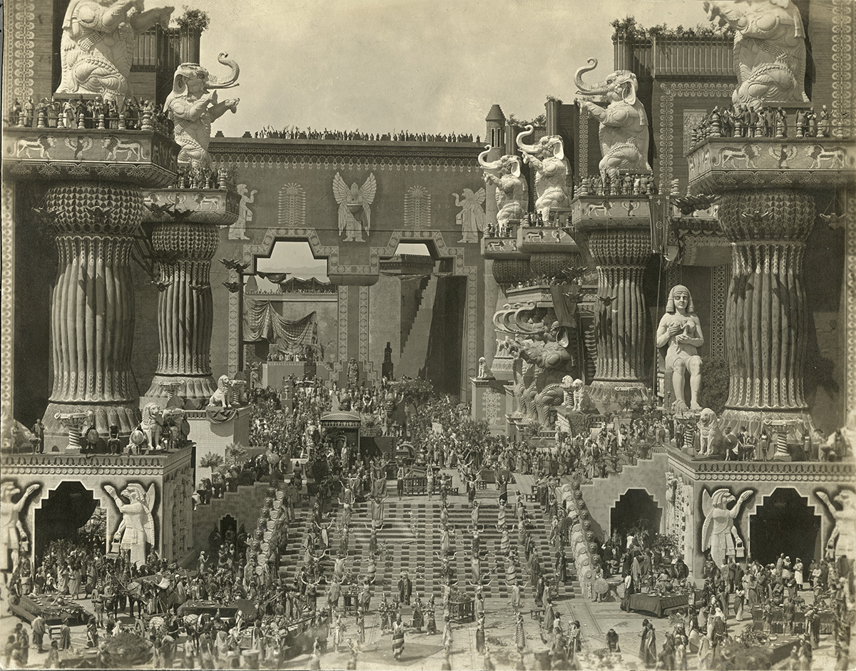 Belshazzar opowiesci z krypty's feast in the central courtyard of Babylon from D.W, Griffith's Intolerance (1916).