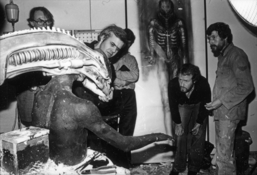 alien-1979-003-h-r-giger-model-ridley-scott-and-production-crew-00n-sog