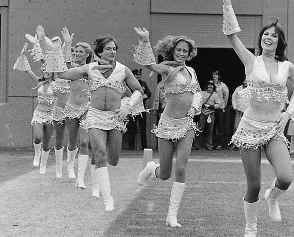 Fota dnia – Robin Williams i cheerleaderki