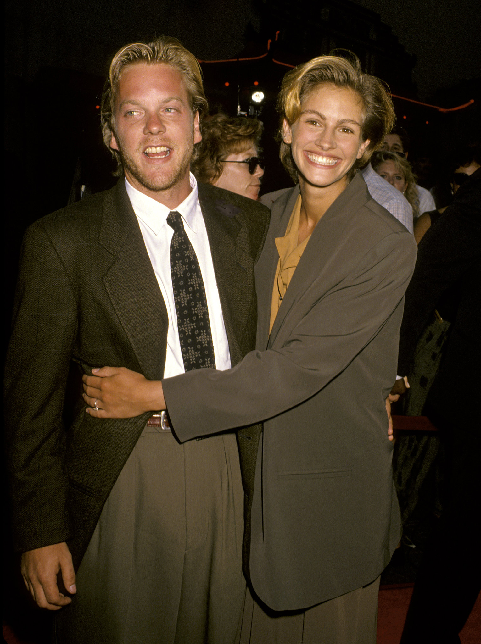 Julia-Roberts-smiled-snuggled--fiancé-Kiefer-Sutherland