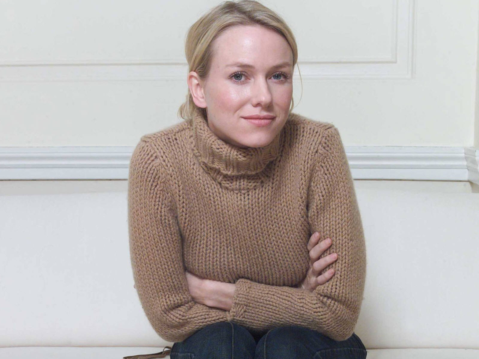 naomi-watts-beige-sweater-wallpapers_16493_1600x1200