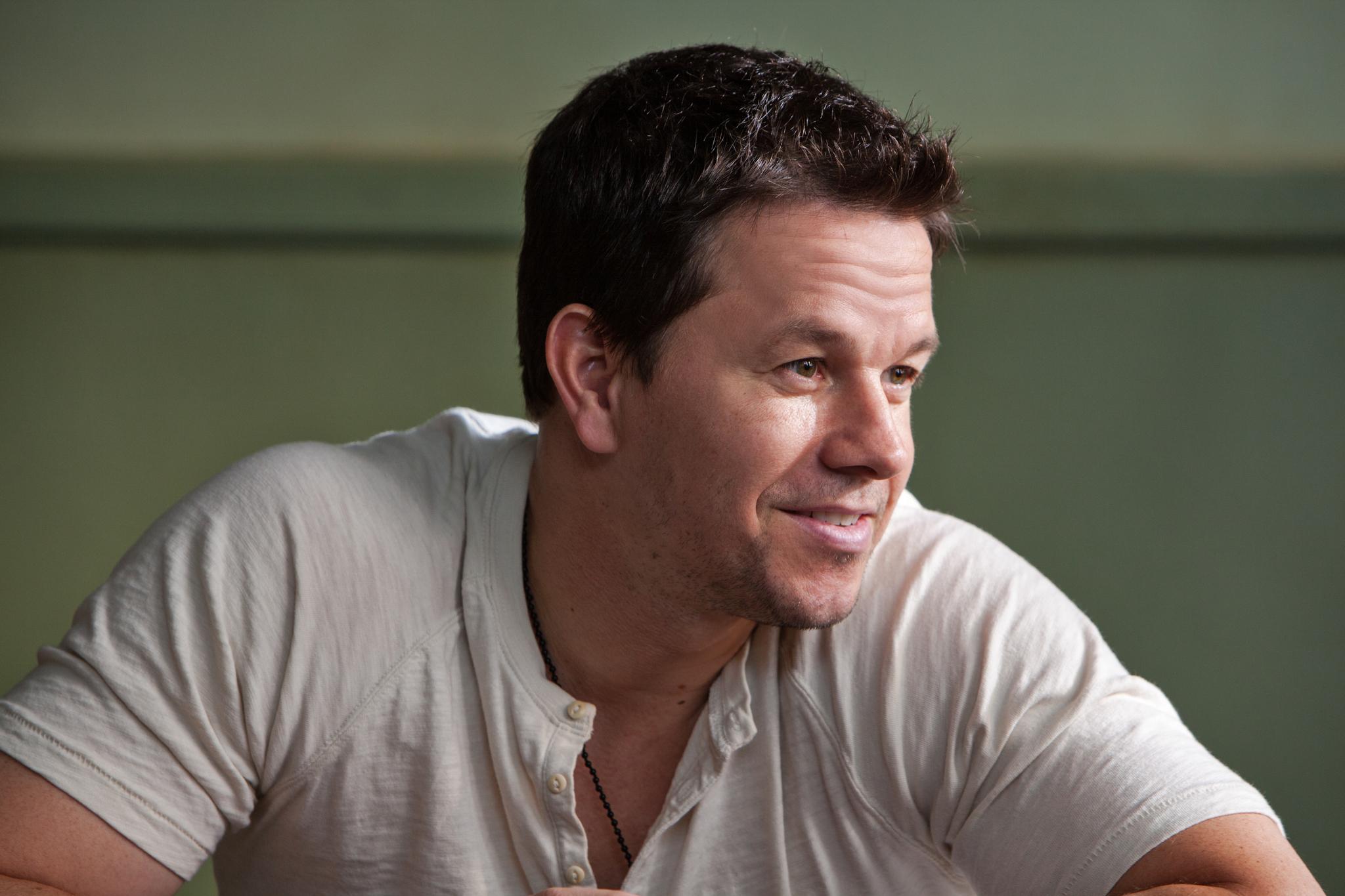 still-of-mark-wahlberg-in-2-pistoale