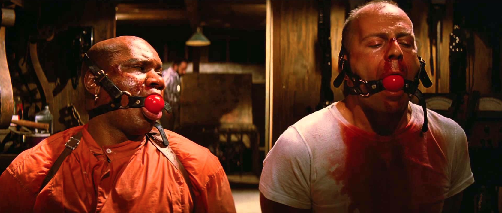 Butch (Bruce Willis) i Marsellus (Ving Rhames) jako jeńcy „wojenni”