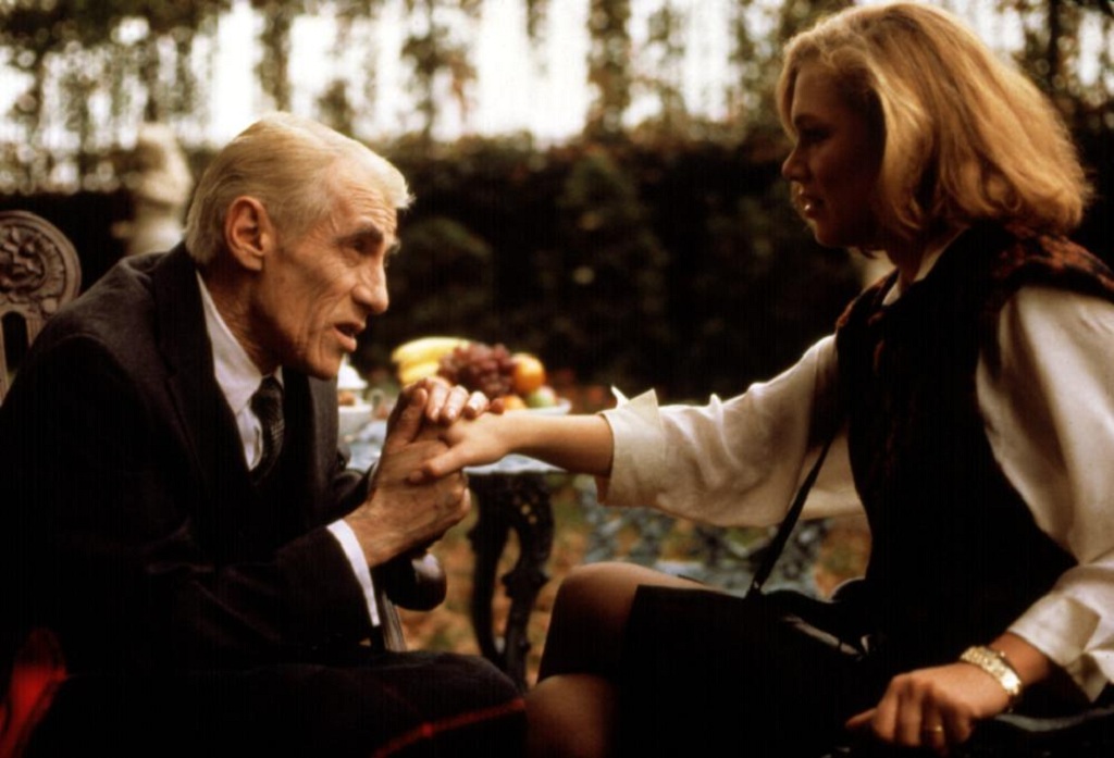 William Hickey i Kathleen Turner w filmie "Honor Prizzich" (1985)