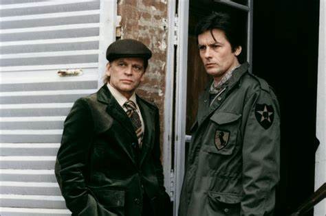 Klaus Kinski i Alain Delon w filmie "Śmierć człowieka skorumpowanego" (1977)