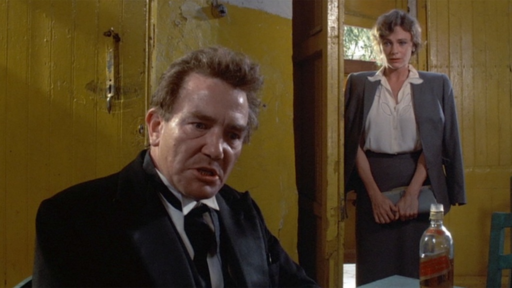 Albert Finney i Jacqueline Bisset w filmie "Pod wulkanem" (1984)