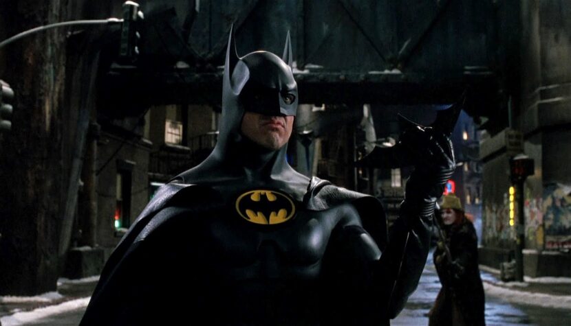 Splamiony krwią kostium BATMANA Michaela Keatona na zdjęciu od reżysera THE FLASH