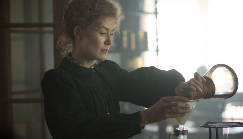 Rosamund Pike jako MARIA SKŁODOWSKA-CURIE na PLAKACIE i w ZWIASTUNIE „Radioactive”