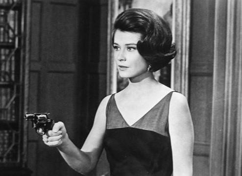 Diane Baker w filmie "Miraż" (1965)