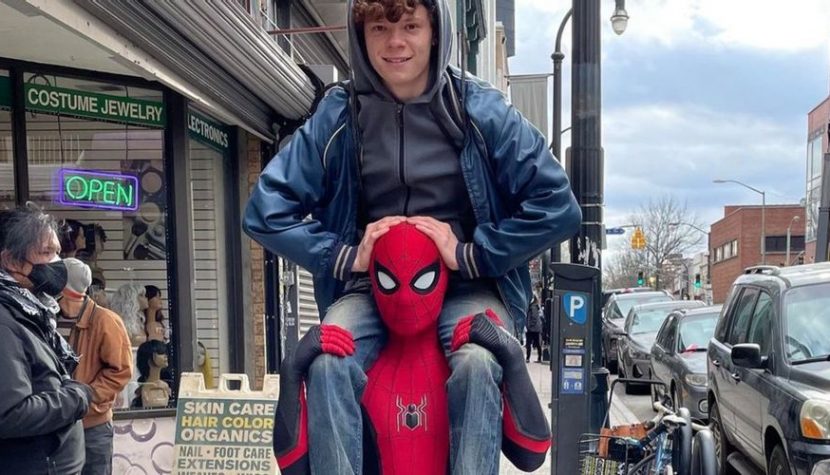 Tom Holland pokazał nowe zdjęcie z planu SPIDER-MANA. “Jeden z najlepszych dni w karierze”