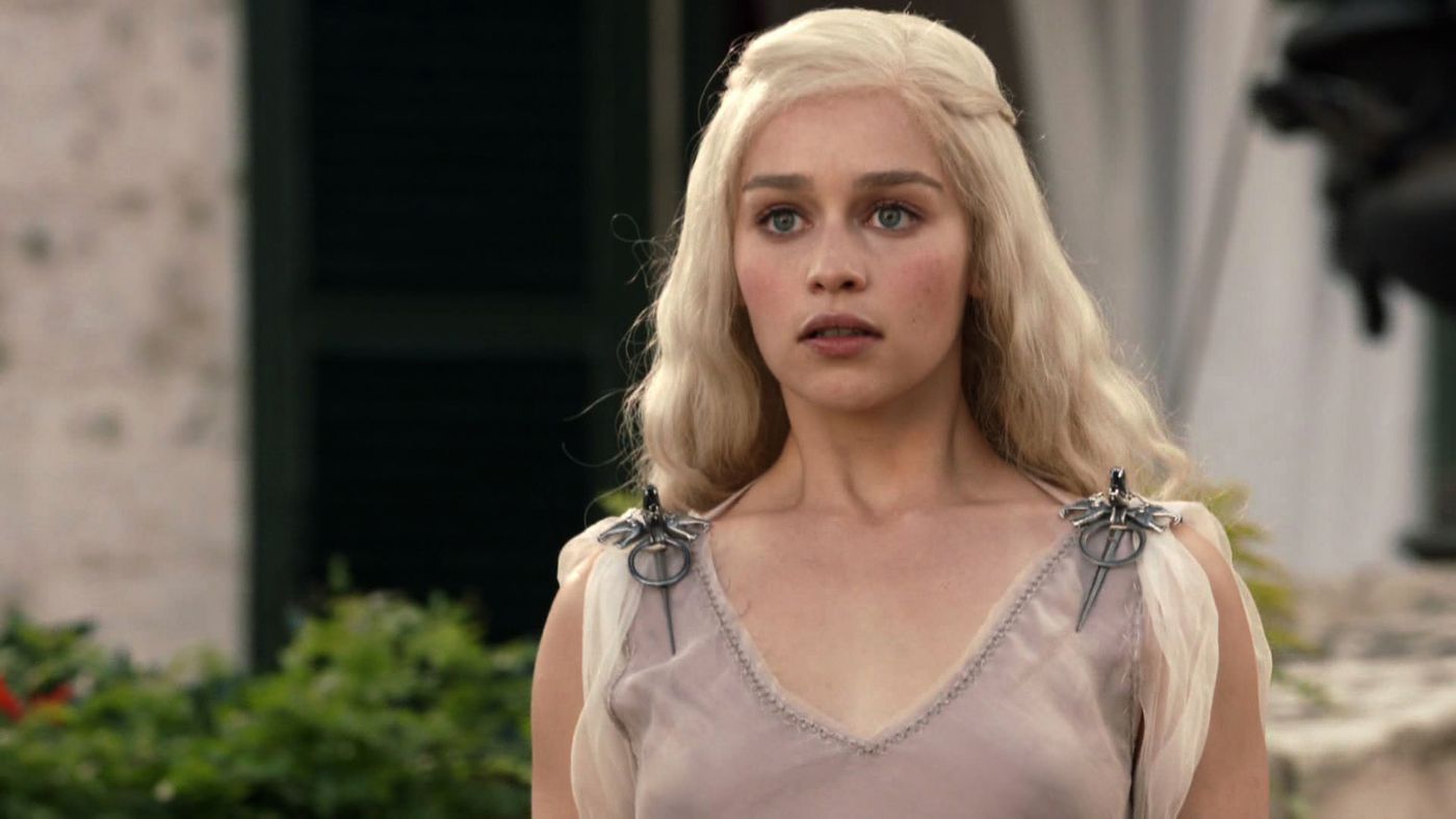 EMILIA CLARKE bała się, że zostanie zwolniona z “Gry o tron”. Aktorka  ujawnia zaskakujący powód