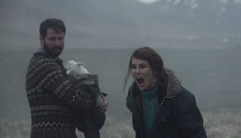 Noomi Rapace i Hilmir Snær Guðnason w filmie "Lamb" (2021)