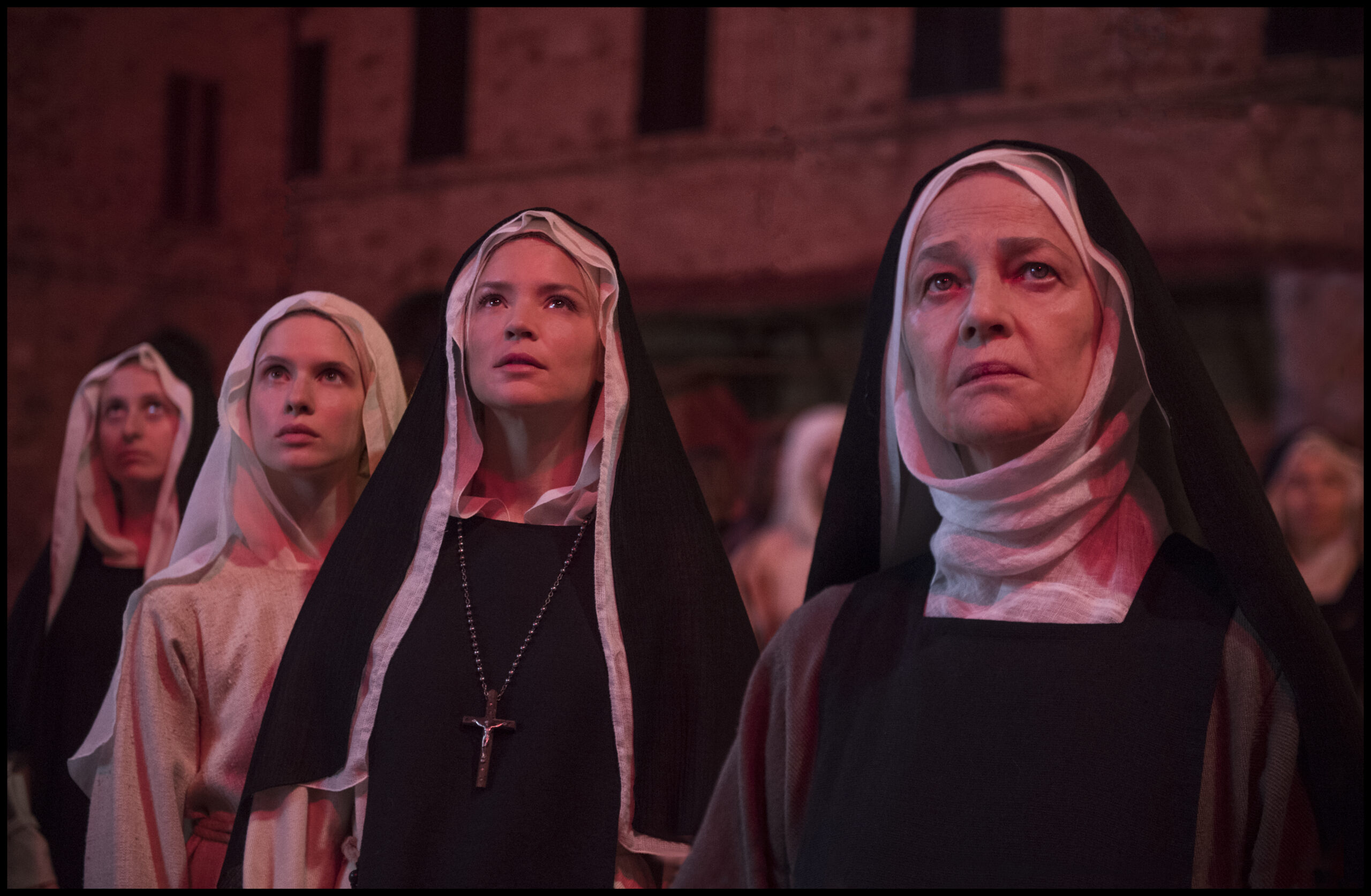 Benedetta (2021). Charlotte Rampling, Virginie Efira, Daphne Patakia