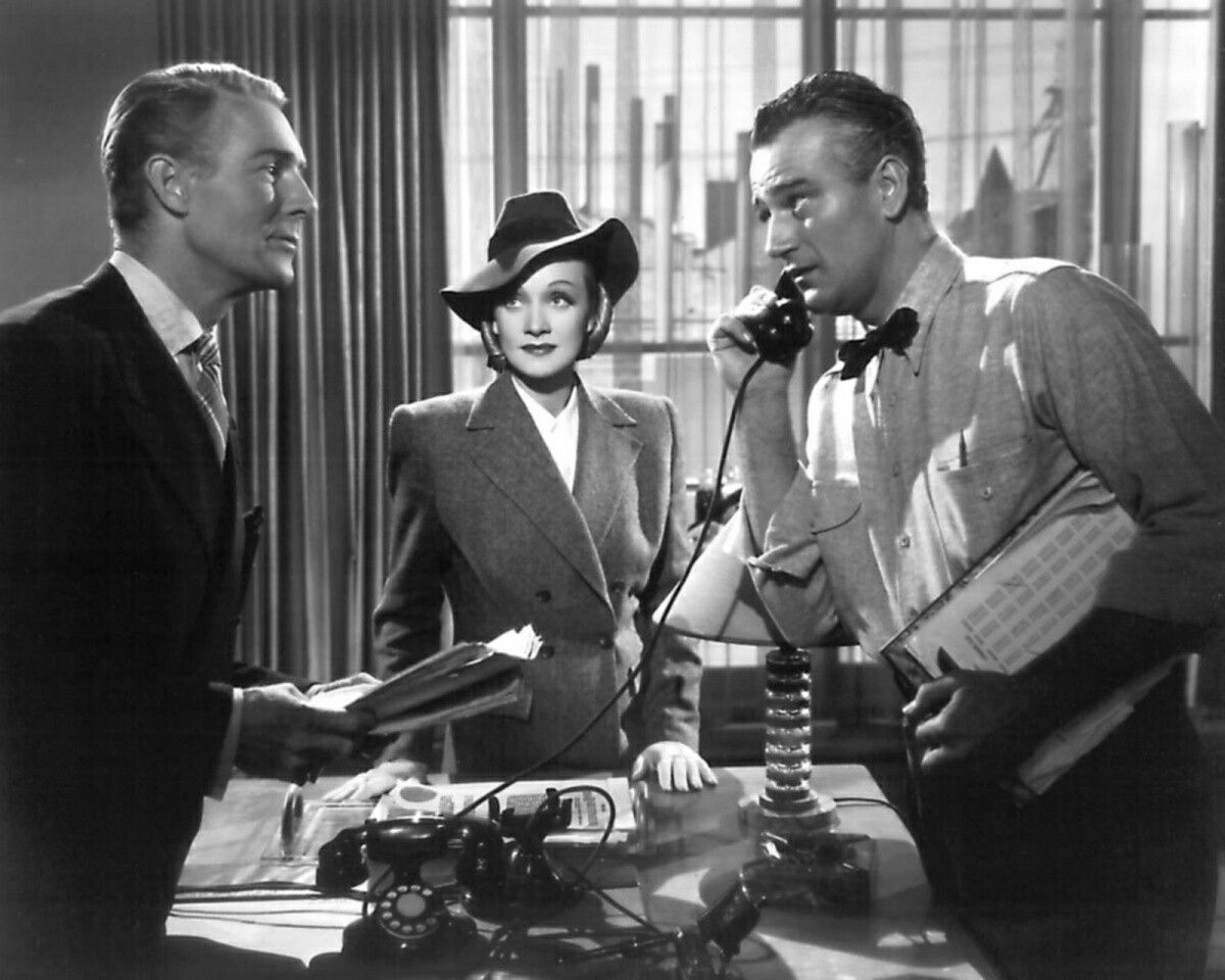 Randolph Scott, Marlene Dietrich i John Wayne w filmie "Pittsburgh" (1942)