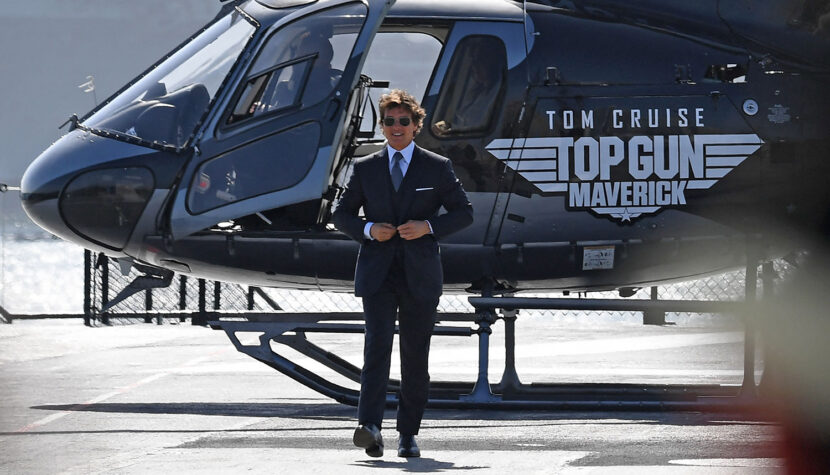 TOM CRUISE przyleciał helikopterem na premierę “Top Gun: Maverick”. Zobaczcie nagranie