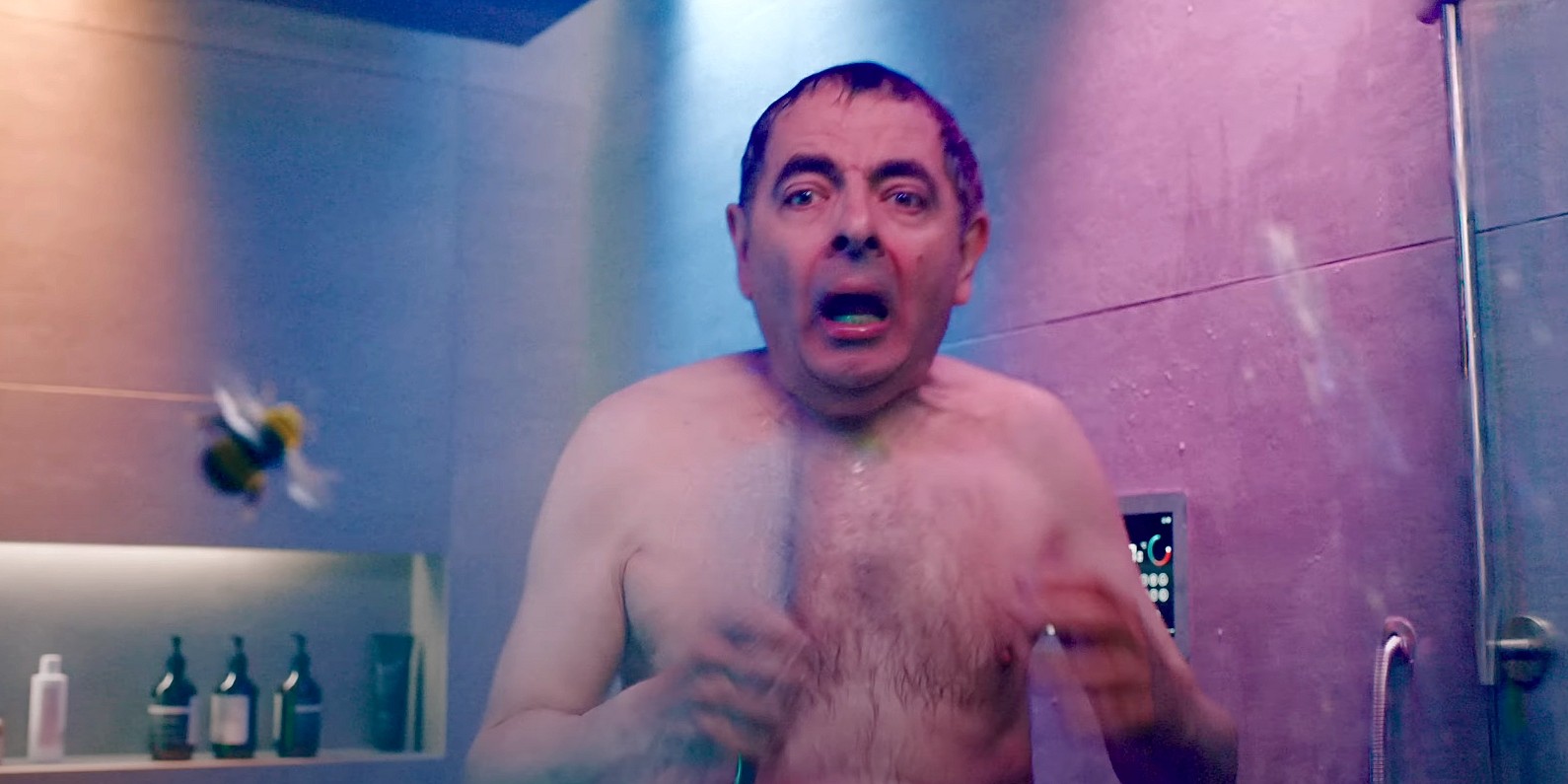 Rowan Atkinson w filmie "Człowiek kontra pszczoła" (2022)