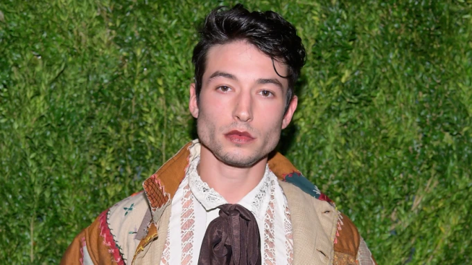 EZRA MILLER przeprasza za skandale ze swoim udziałem. “Problemy ze zdrowiem psychicznym”