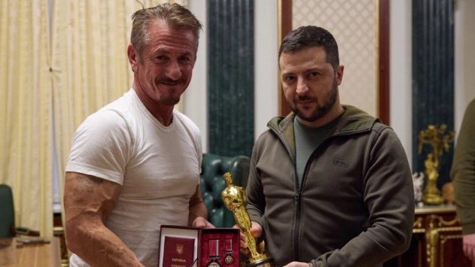 SEAN PENN podarował Wołodymyrowi Zełenskiemu swojego Oscara. “Przywieź go do Malibu, jak wygracie”