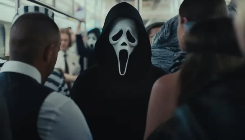 Ghostface w filmie Krzyk VI 2023 Krzyk VI scena w NY metrze
