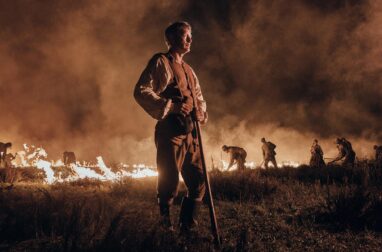 bekart mads mikkelsen stojący na polu