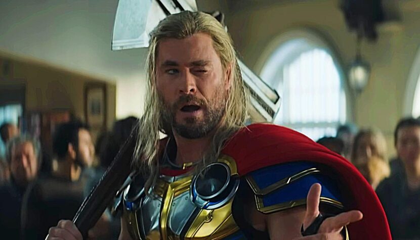 Chris Hemsworth uważa, że w filmie “Thor: Miłość i grom” stał się parodią siebie