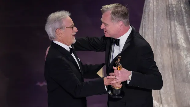 Steven Spielberg wręcza Oscara Christopherowi Nolanowi