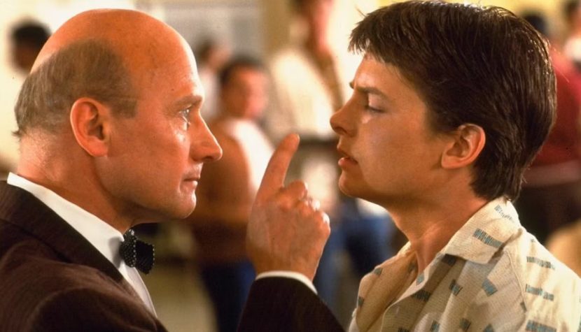 Michael J. Fox i James Tolkan na zdjęciu po latach. Odtworzyli ujęcie z “Powrotu do przyszłości”