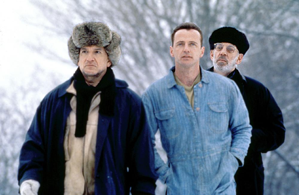 Ben Kingsley, Aidan Quinn i Donald Sutherland w filmie "Misja specjalna" (1997)