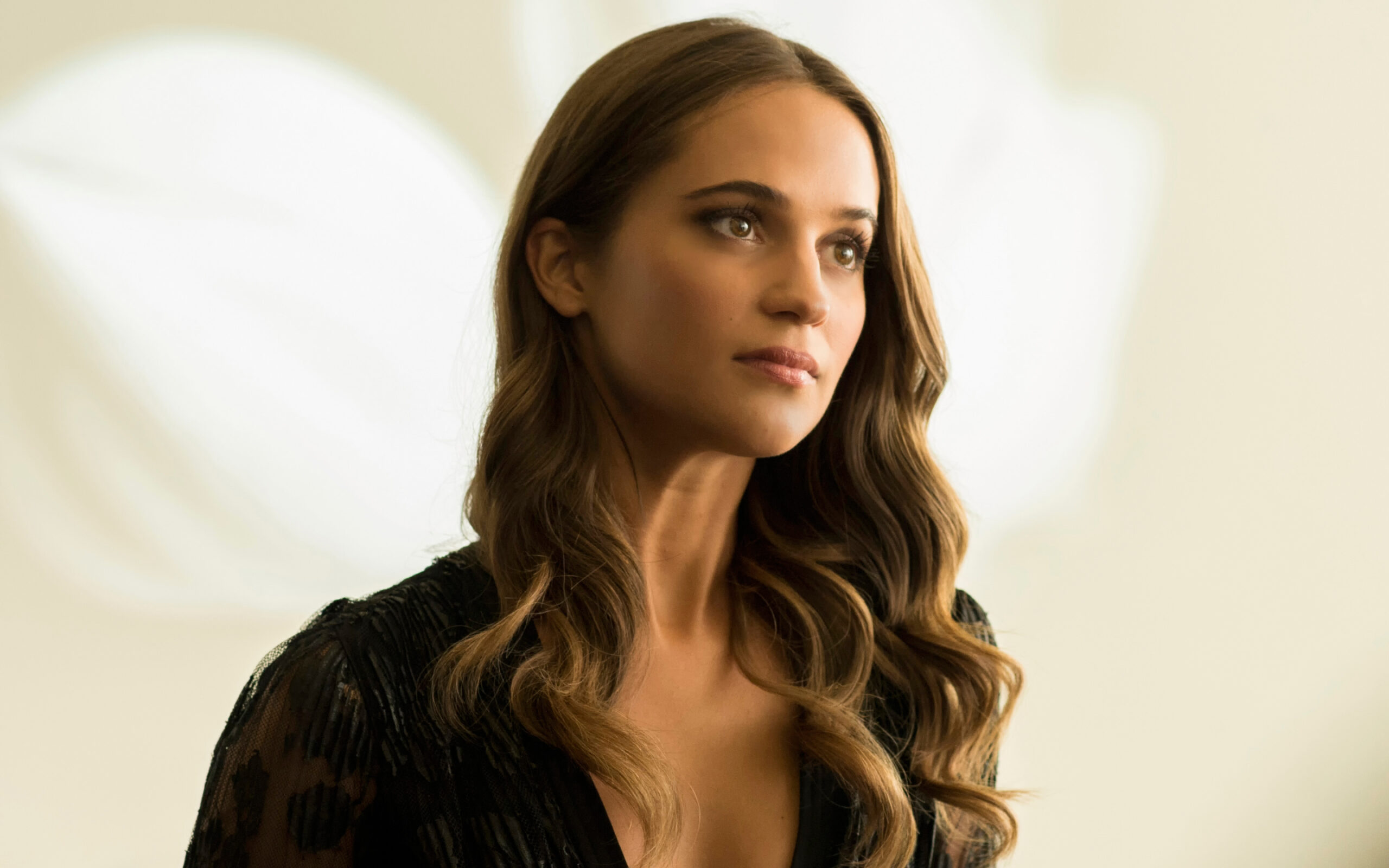 ALICIA VIKANDER wspomina nagą scenę, gdzie "nie czuła się chroniona". "To nigdy nie jest łatwe"