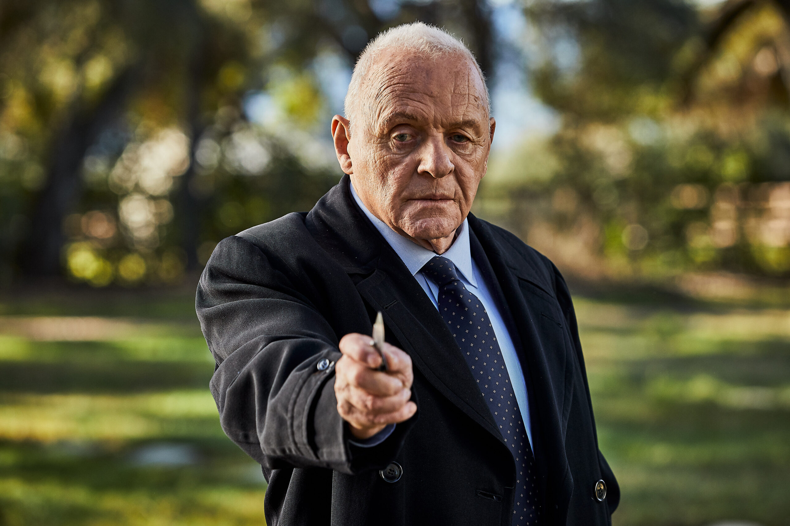 ANTHONY HOPKINS w zwiastunie filmu WIRTUOZ. POJEDYNEK ZABÓJCÓW. Premiera VOD już wkrótce