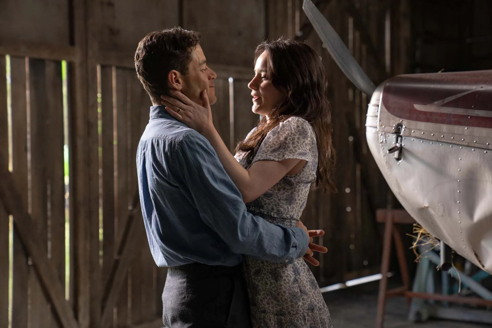 Rami Malek i Rachel Brosnahan w filmie "Amator" (2025)