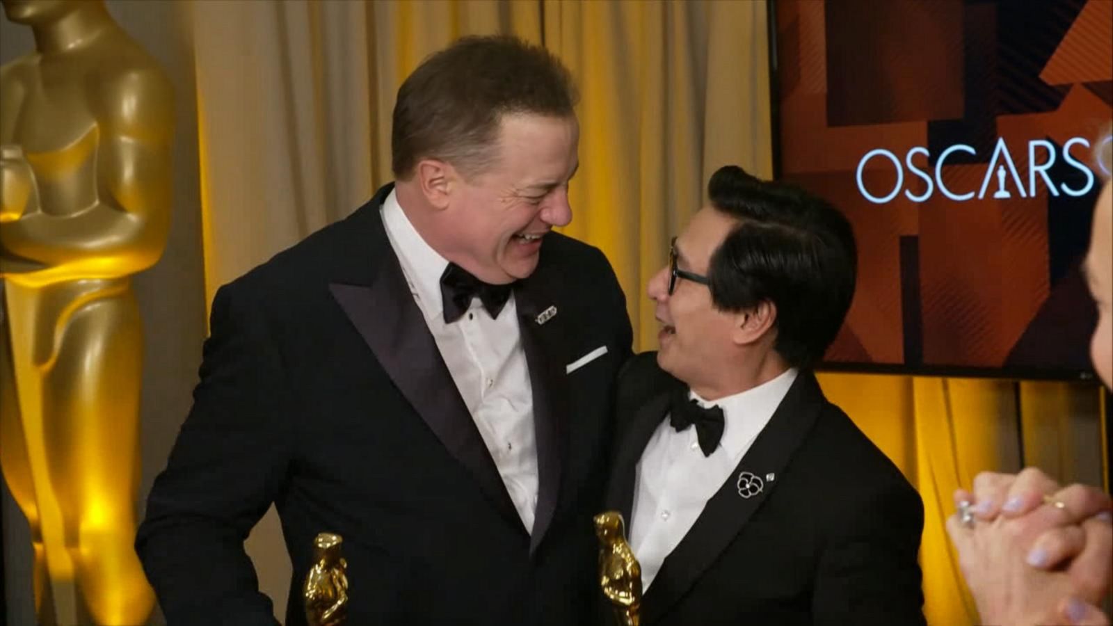 BRENDAN FRASER i KE HUY QUAN wspólnie cieszyli się Oscarami za kulisami. Zobaczcie nagranie