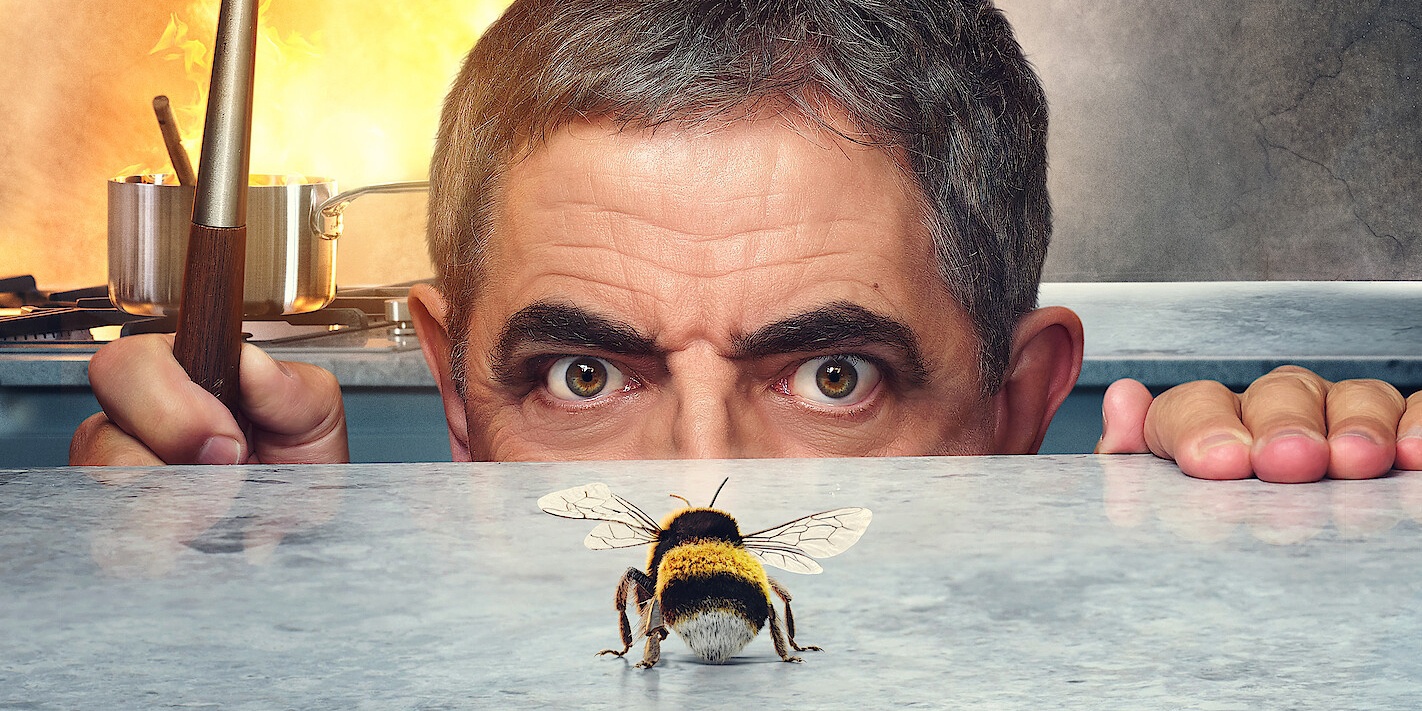 Rowan Atkinson w filmie "Człowiek kontra pszczoła" (2022)