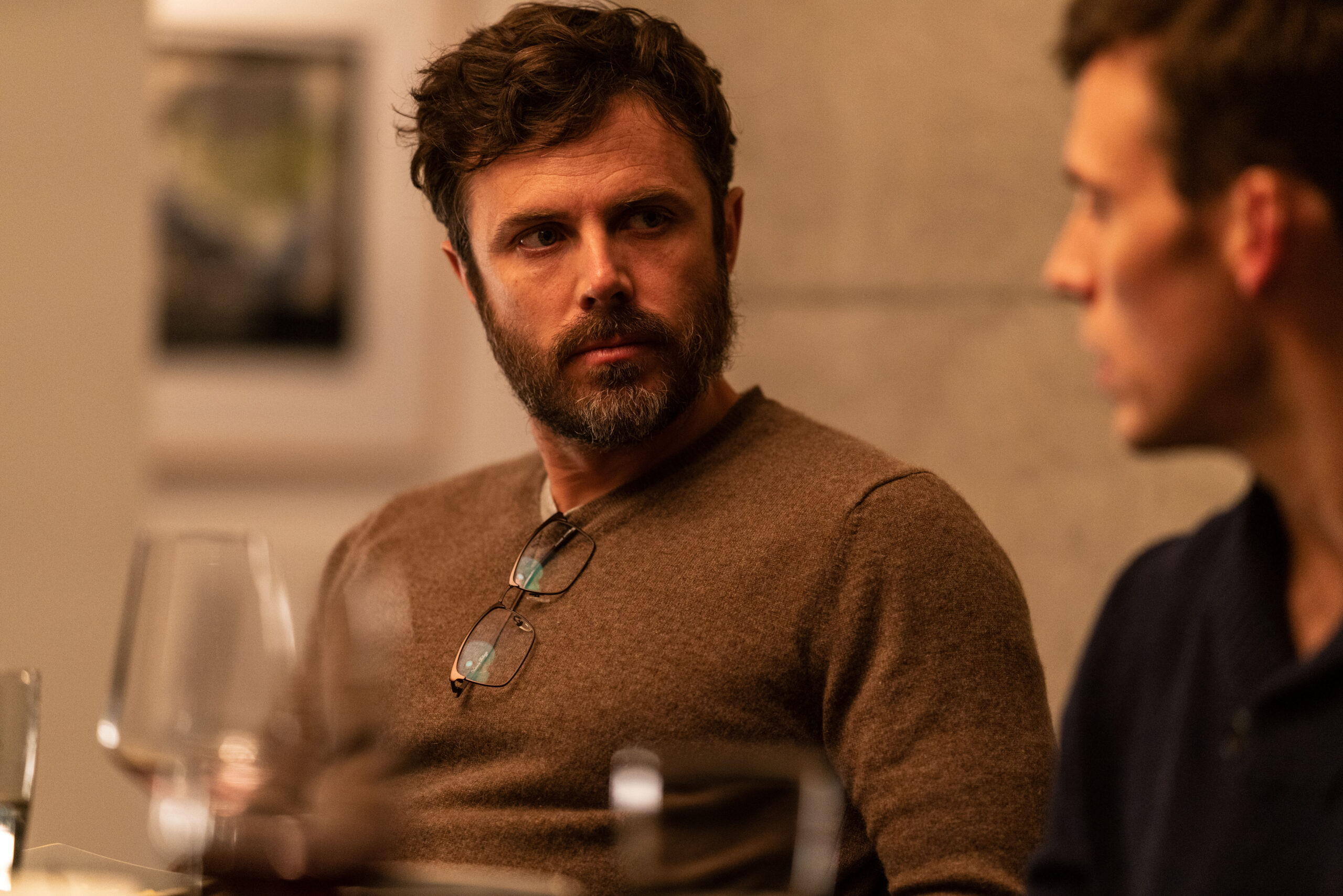 Casey Affleck i Sam Claflin w thrillerze KAŻDY TWÓJ ODDECH. Zwiastun i data premiery