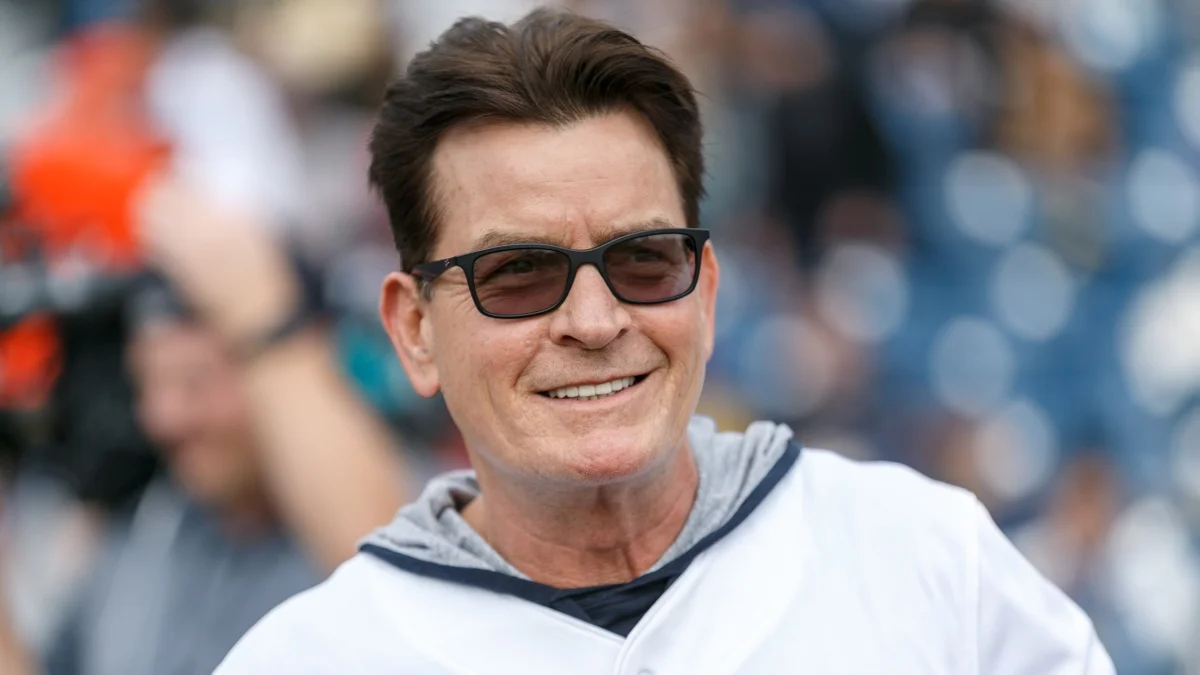 Charlie Sheen szczerze o swoich doświadczeniach seksualnych z mężczyznami. „To wyzwalające”