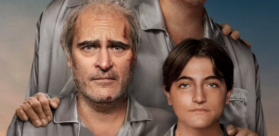 Cztery etapy życia bohatera JOAQUINA PHOENIXA na plakacie filmu "Beau is Afraid" Ariego Astera