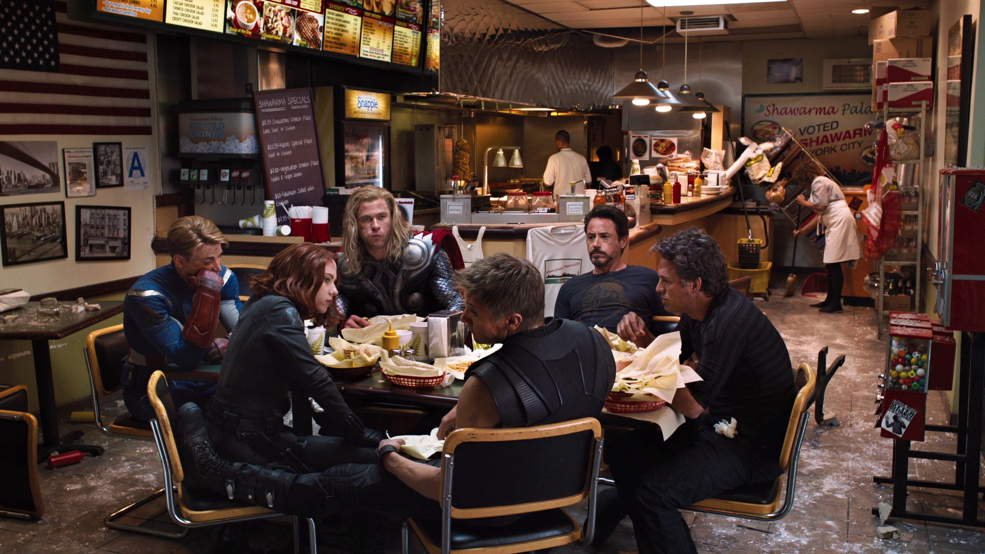 Dlaczego Evans musiał zakryć twarz w scenie po napisach z "Avengers"? Twórcy napotkali problem