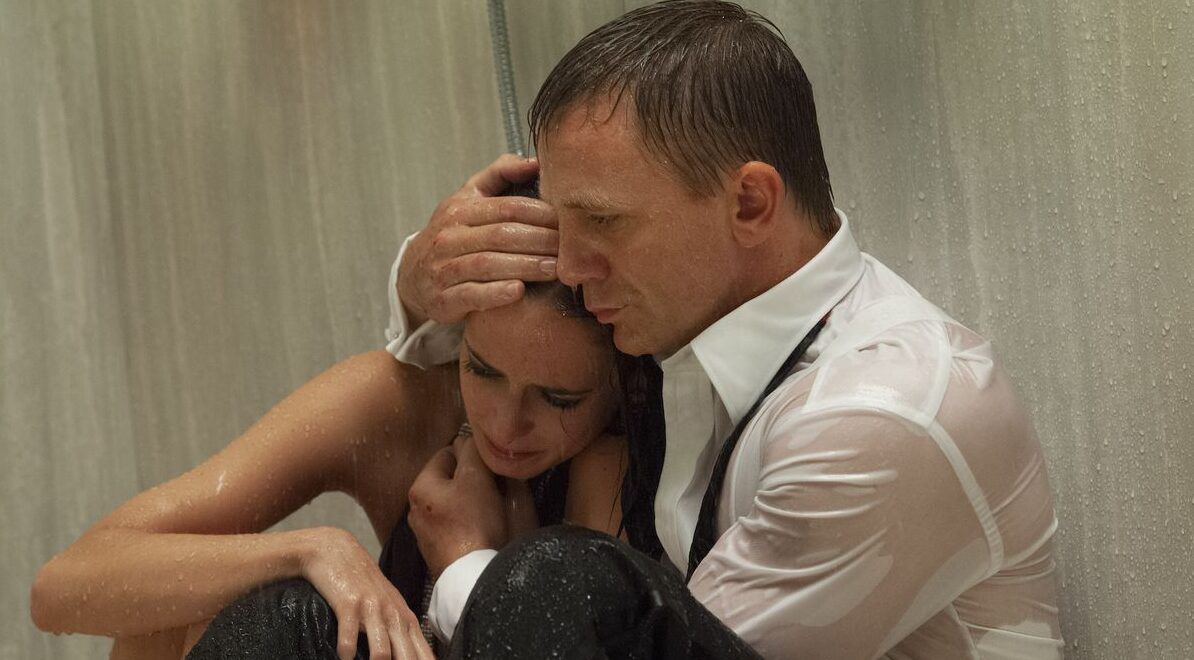 Emocjonalna scena pod prysznicem w CASINO ROYALE miała wyglądać inaczej. Zareagował Daniel Craig