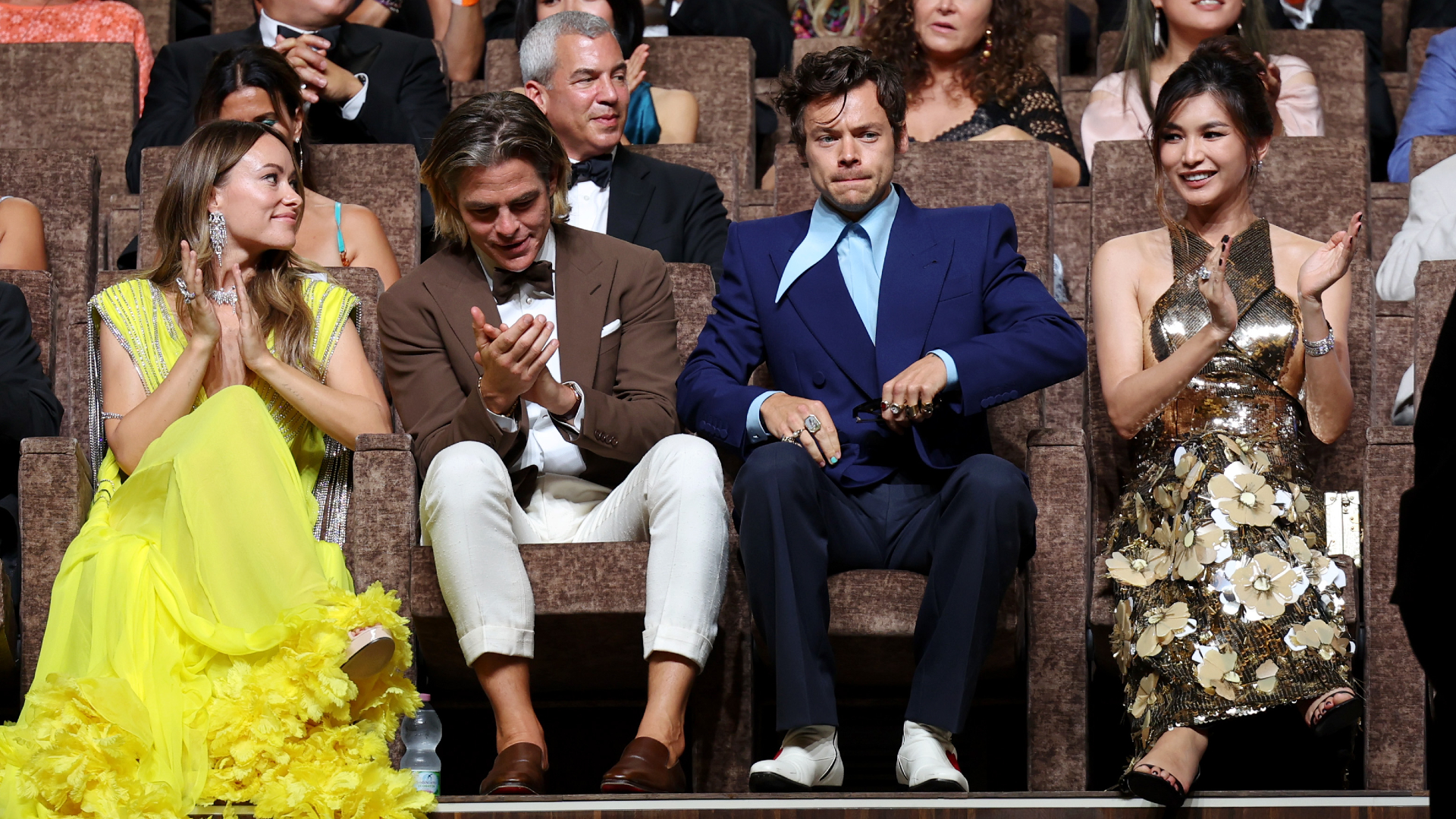 Fani zastanawiają się, czy HARRY STYLES opluł Chrisa Pine'a na premierze filmu. Jest nagranie
