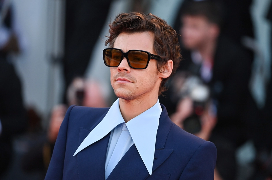 HARRY STYLES żartobliwie odniósł się do kontrowersji z Wenecji. "Wpadłem napluć na Chrisa Pine'a"