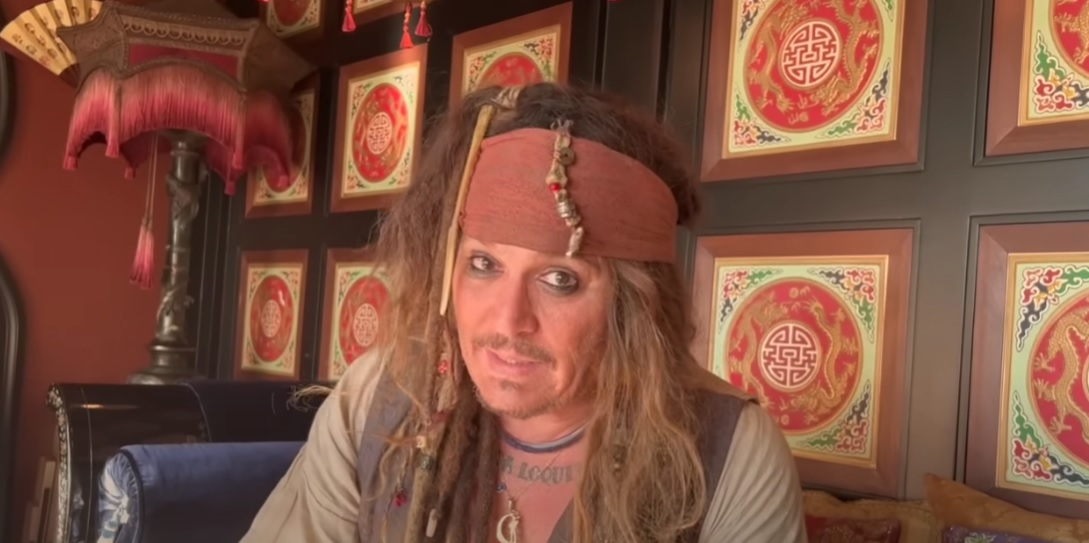 JOHNNY DEPP powrócił do roli Jacka Sparrowa w filmiku dla młodego fana. Zobaczcie nagranie