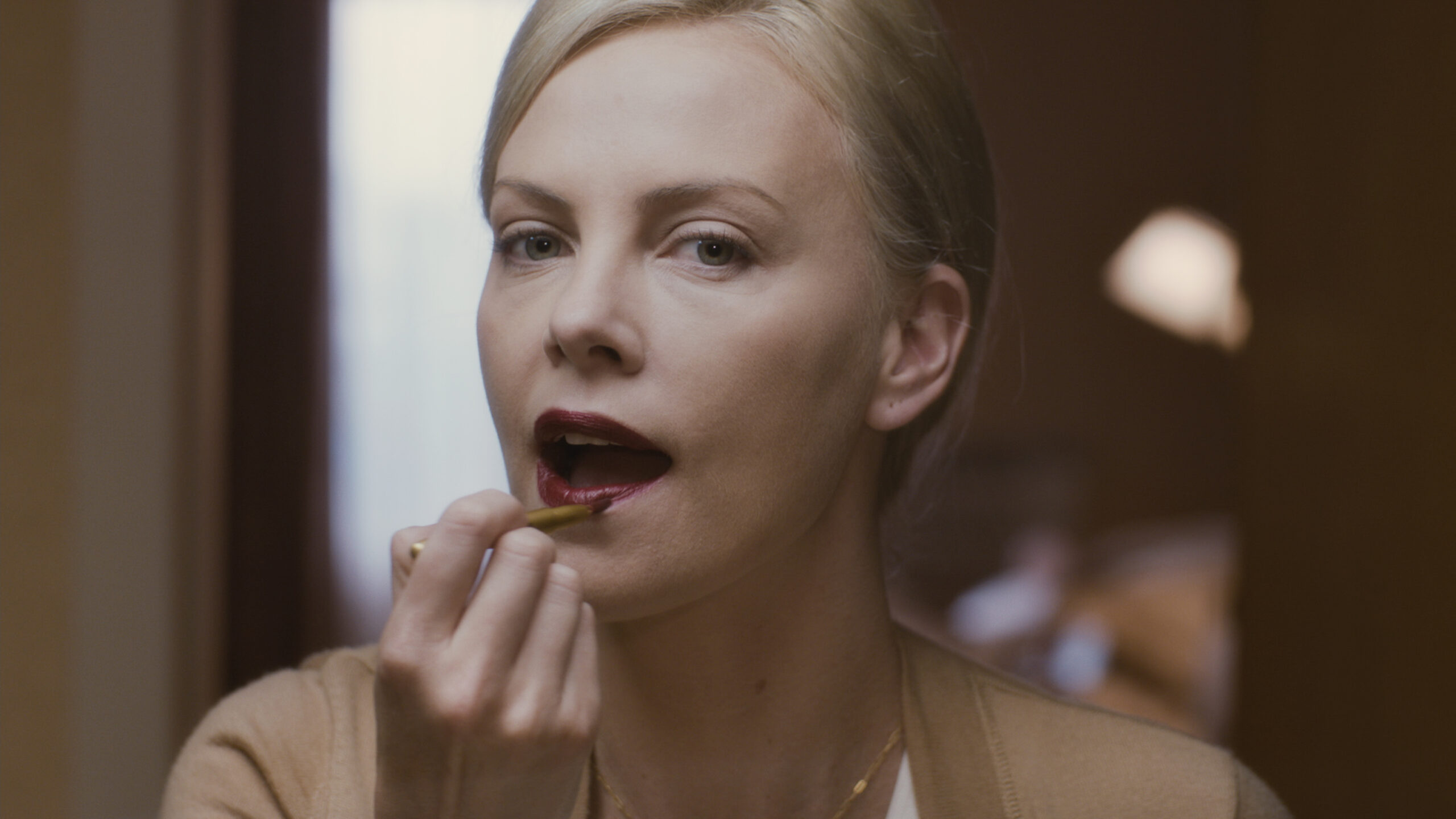 KOBIETA NA SKRAJU DOJRZAŁOŚCI. Charlize Theron błyszczy