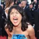 Krzycząca kobieta wtargnęła na czerwony dywan podczas festiwalu w CANNES. Nagrania i zdjęcia
