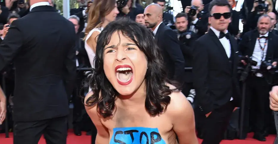 Krzycząca kobieta wtargnęła na czerwony dywan podczas festiwalu w CANNES. Nagrania i zdjęcia