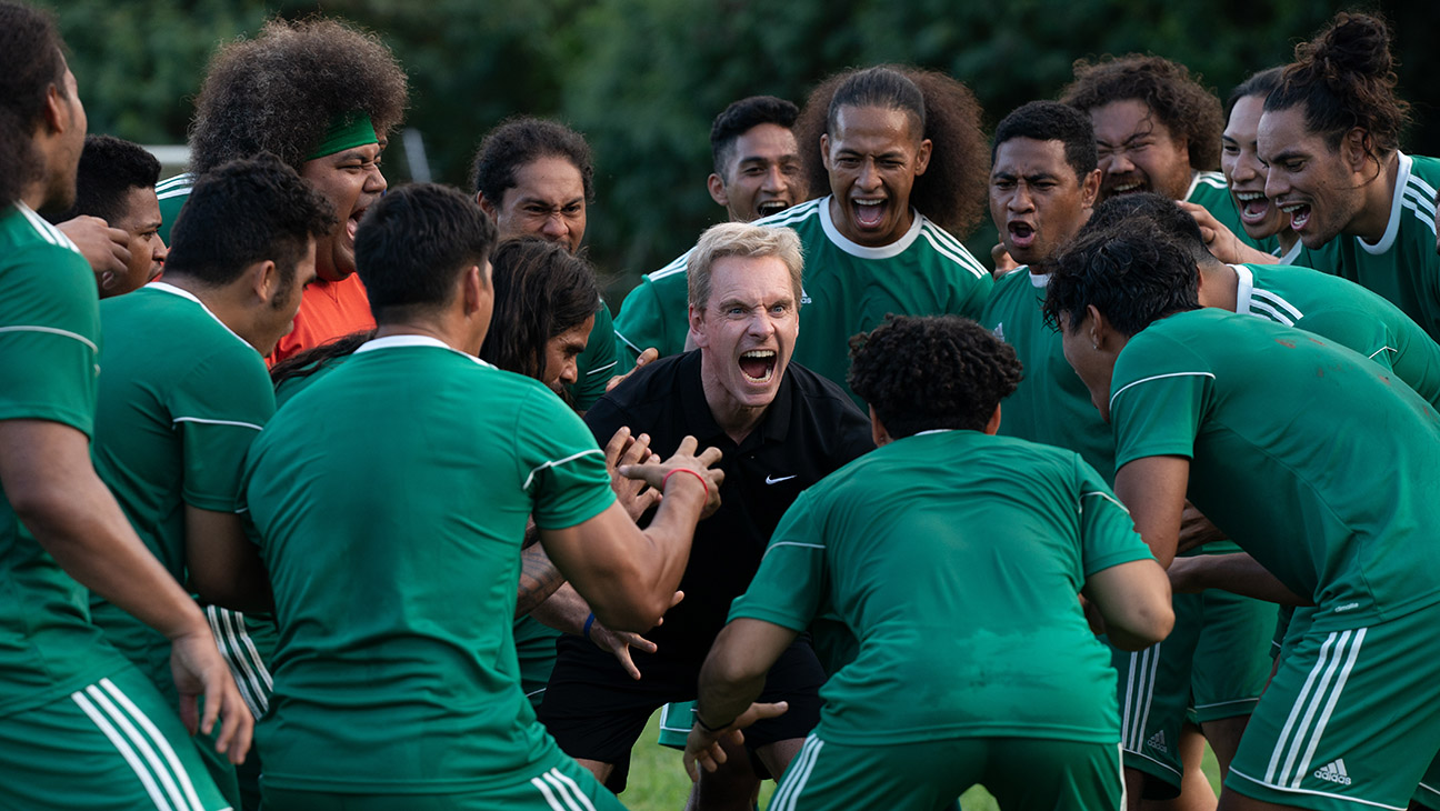 Michael Fassbender w filmie PIERWSZY GOL Taiki Waititiego. Zobaczcie pierwszy zwiastun
