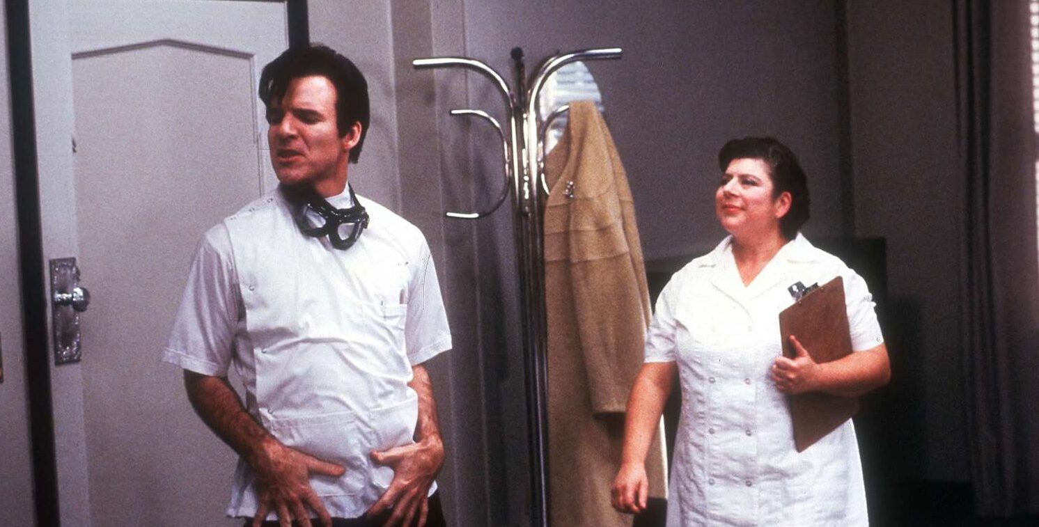 Miriam Margolyes twierdzi, że Steve Martin uderzał ją na planie "Krwiożerczej rośliny". Aktor zareagował