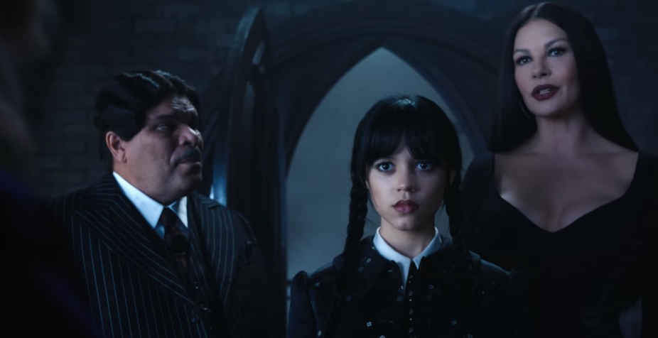 Nowy zwiastun serialu WEDNESDAY zdradza, kto zagrał wujka Festera. Jest też Christina Ricci