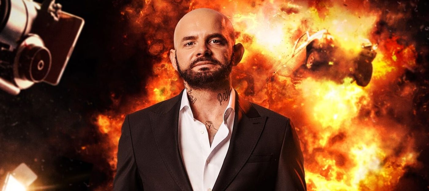 RAFAŁ ZAWIERUCHA przemienia się w Patryka Vegę w materiale za kulis "Niewidzialnej wojny"